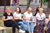 Panie jedzą naleśniki